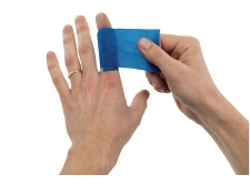 samoprzylepny bezklejowy plaster cederroth soft foam bandage blue 2 m ref 51011011 - sklep bhp elmetal pierwsza pomoc 8
